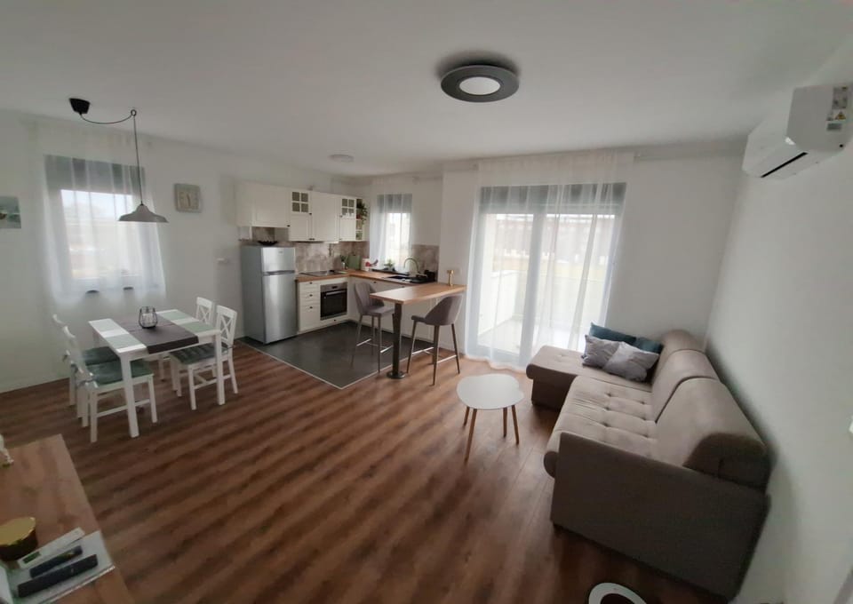 Kitchen or kitchenette, Living room, Seating area, Dining area