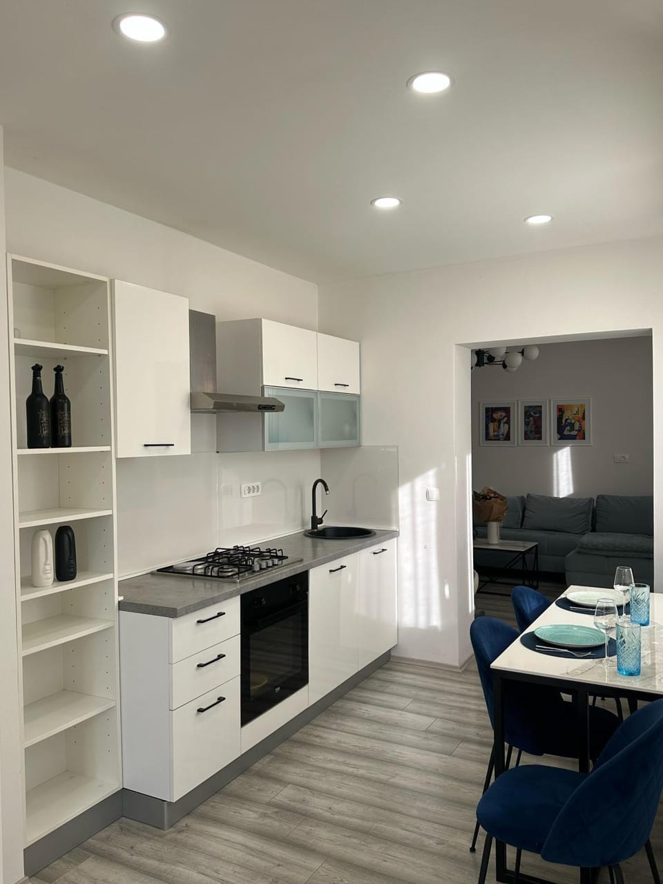 Kitchen or kitchenette, dishwasher