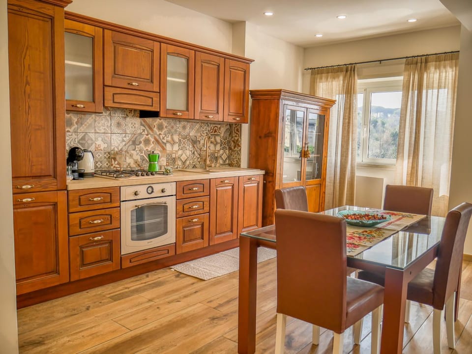 Kitchen or kitchenette, Dining area, oven, stove