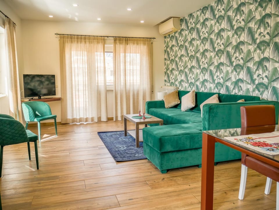 Communal lounge/ TV room, TV and multimedia, Living room, Seating area