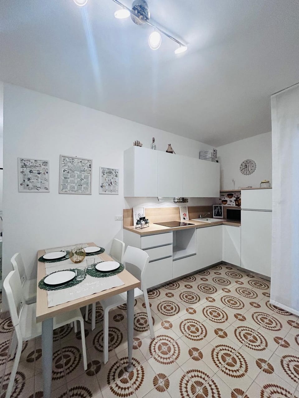 Kitchen or kitchenette, Dining area