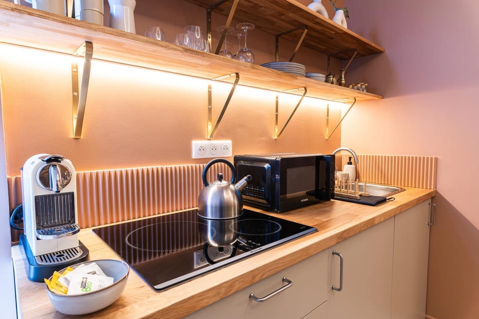 Coffee/tea facilities, Kitchen or kitchenette, stove
