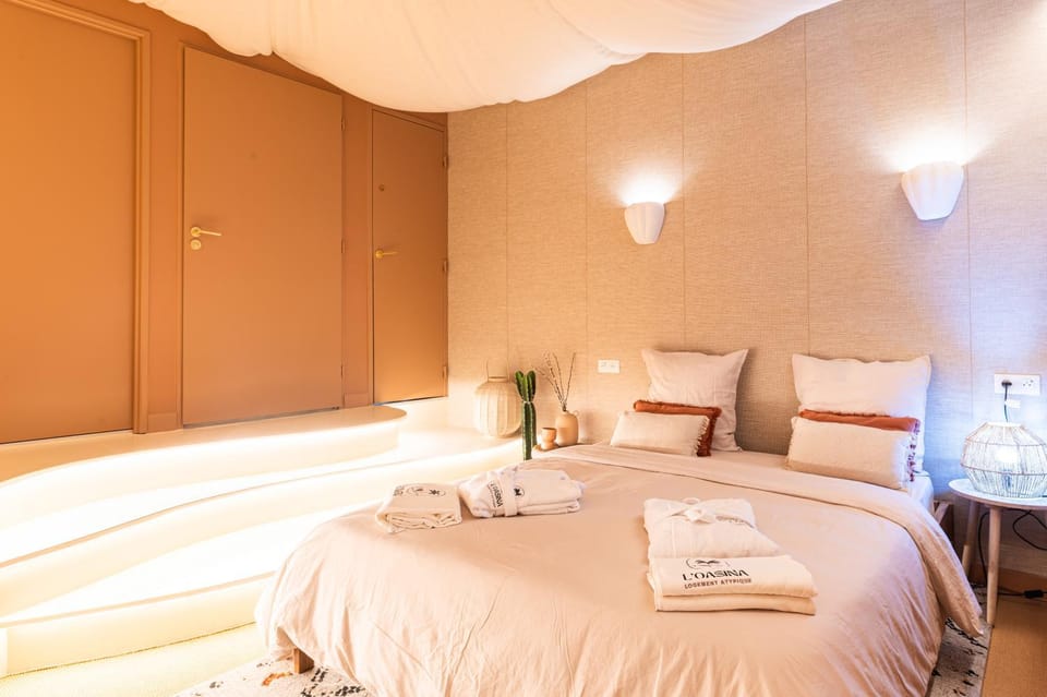 Bed, Photo of the whole room, Bedroom, towels