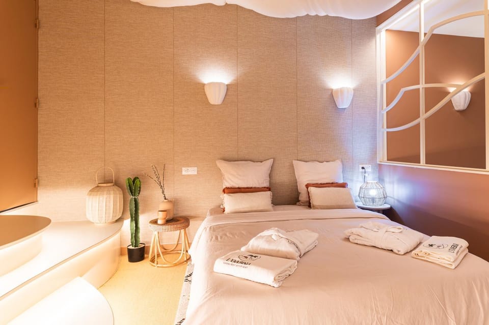 Bed, Photo of the whole room, Bedroom, towels
