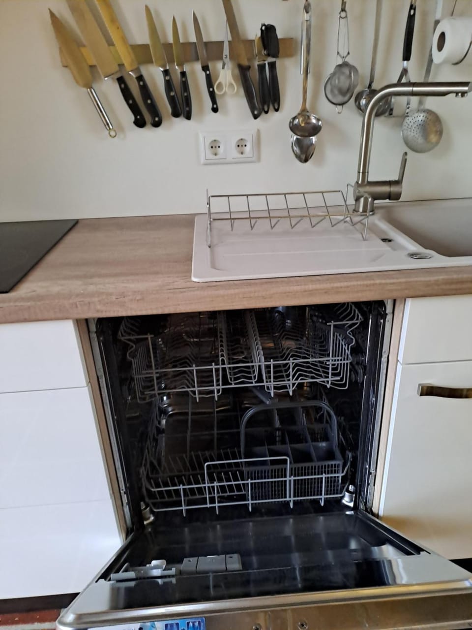 Kitchen or kitchenette, dishwasher