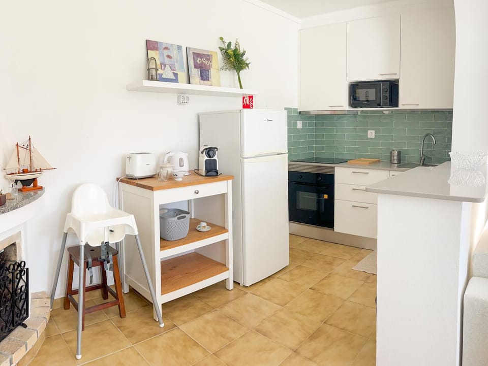 Paradise in Lagoa - House Near the Beach with Garden & BBQ House in Setubal District