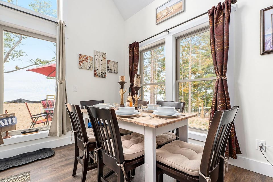 Beautiful Overlooking Shoreline 2BDR Chalet 2892 House in Michigan
