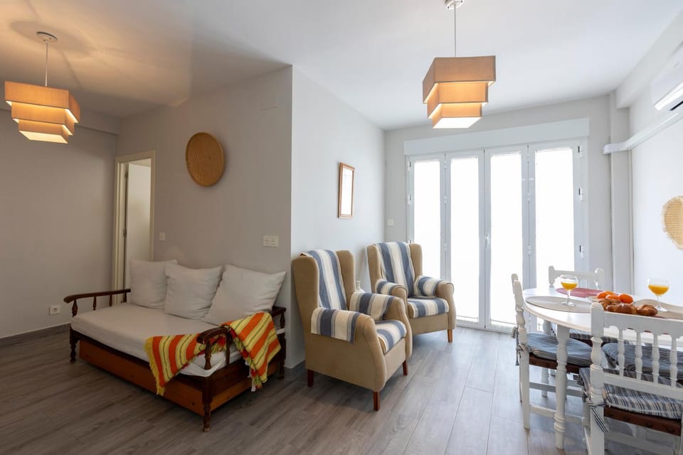 Bed, Living room, Photo of the whole room, Seating area, Dining area