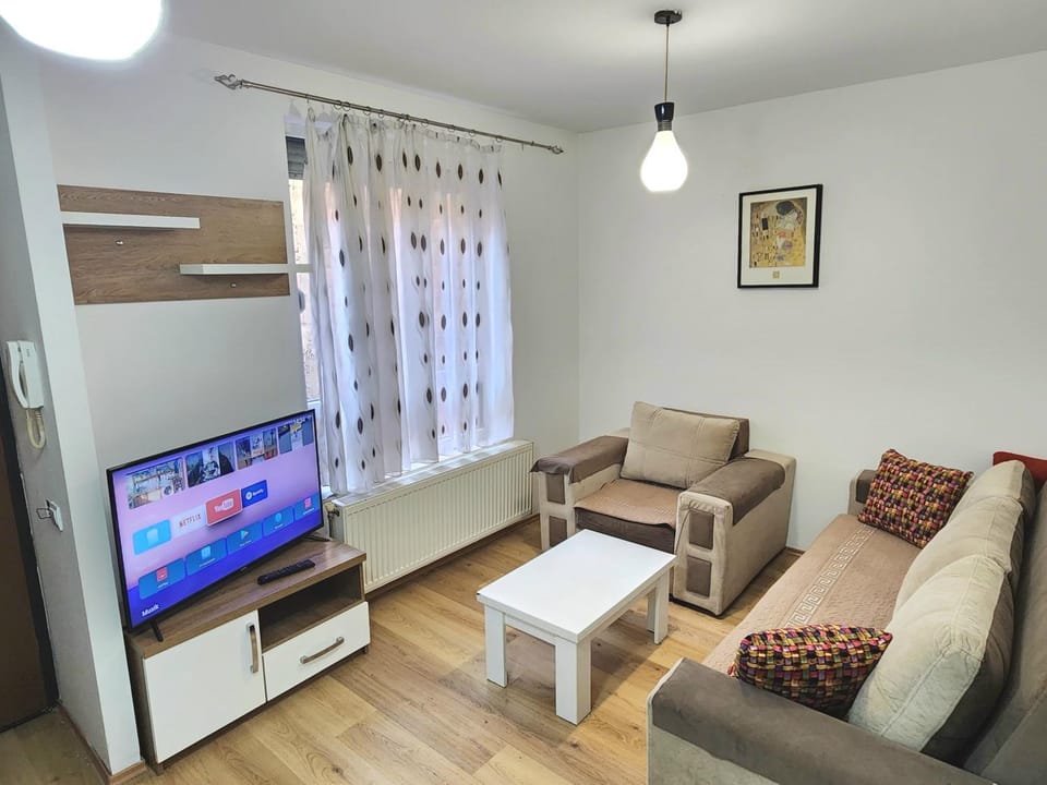 Communal lounge/ TV room, TV and multimedia, Living room, Seating area, Evening entertainment
