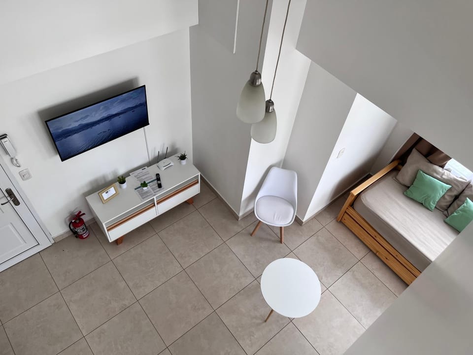Bed, TV and multimedia, Living room, Photo of the whole room, Seating area