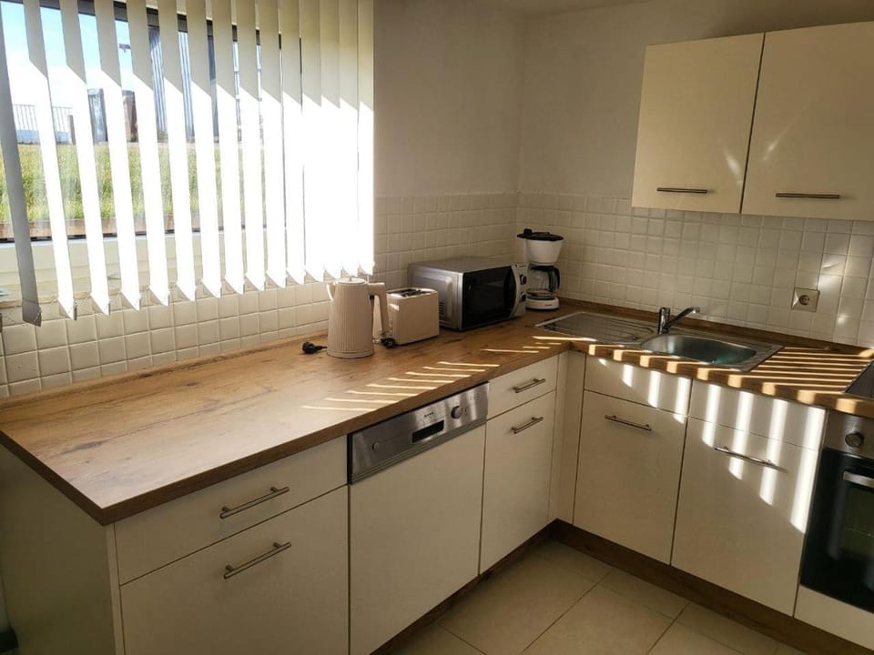 Coffee/tea facilities, Kitchen or kitchenette, dishwasher, microwave, stove, toaster, kitchen