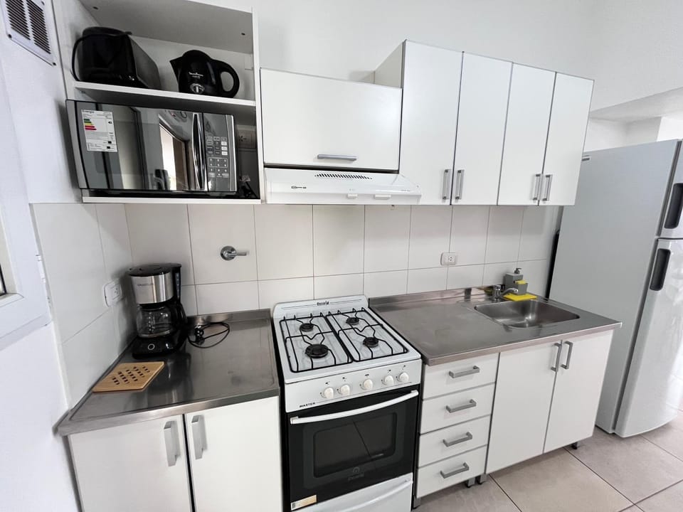 Coffee/tea facilities, Kitchen or kitchenette, microwave, oven, stove, toaster
