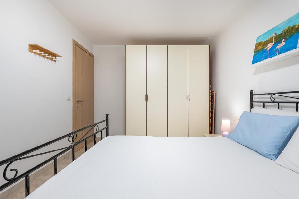Photo of the whole room, Bedroom, wardrobe