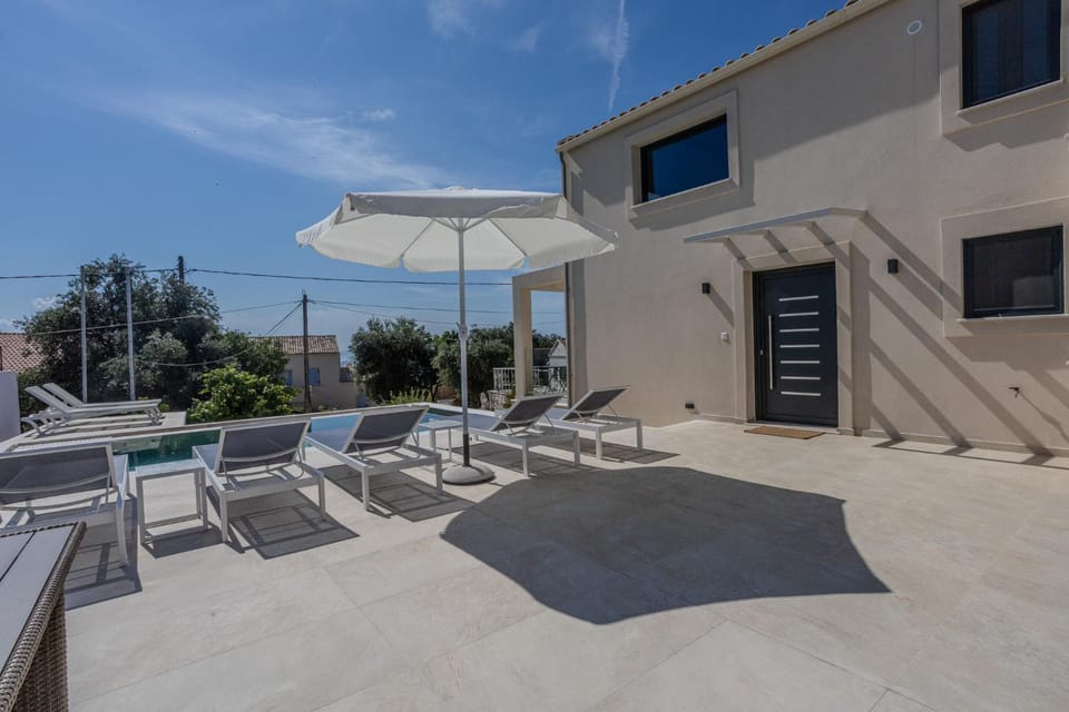 Property building, Patio, sunbed
