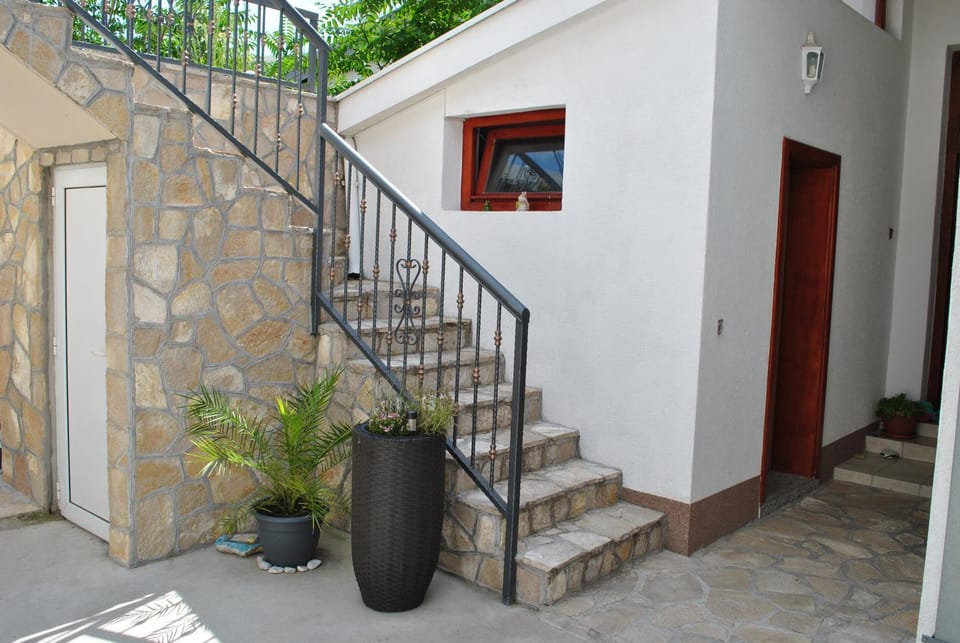 Patio, Facade/entrance