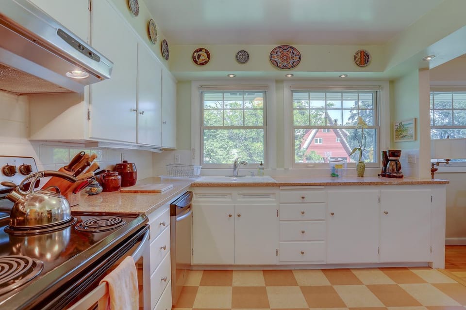 Living Color Cottage House in Hood River