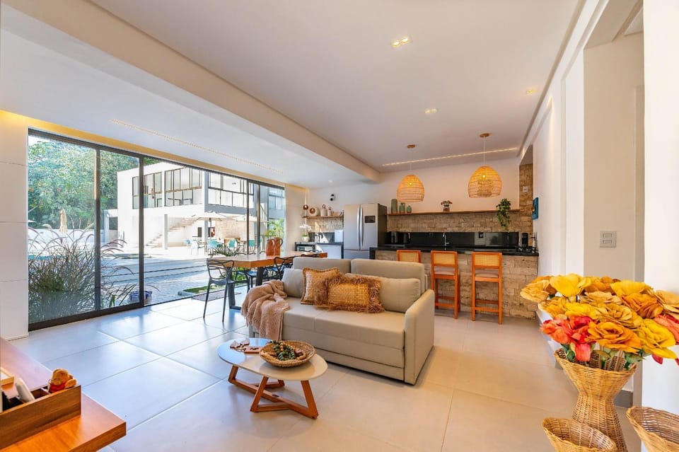 Kitchen or kitchenette, Living room, Seating area, Dining area
