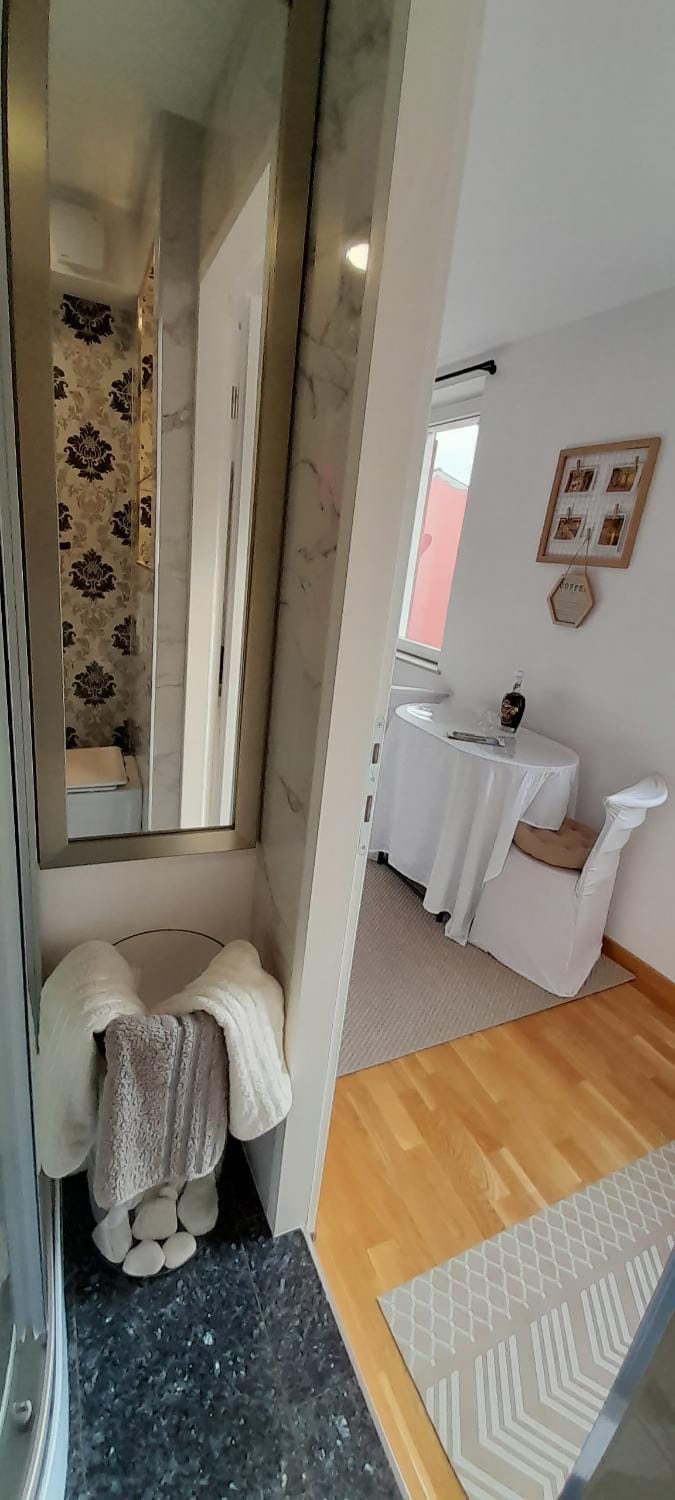 Bathroom, Dining area