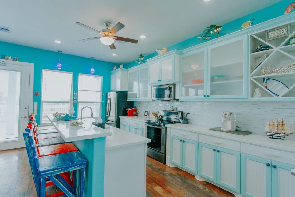 Coffee/tea facilities, Kitchen or kitchenette, Dining area, dishwasher, oven, pet friendly, stove, toaster