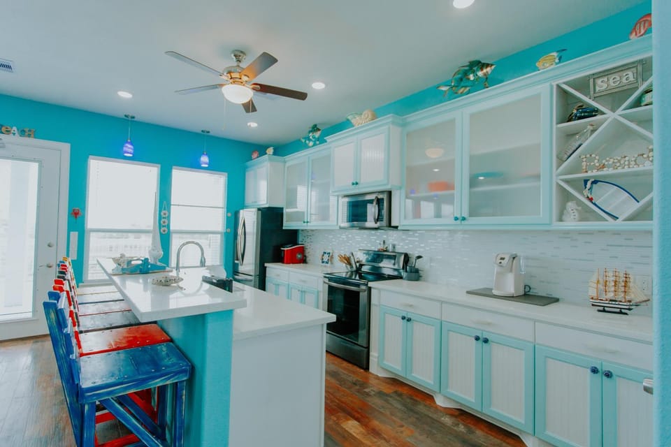 Coffee/tea facilities, Kitchen or kitchenette, Dining area, dishwasher, oven, stove, toaster