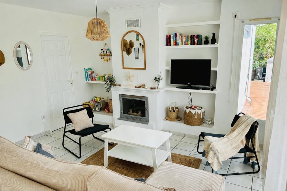 Communal lounge/ TV room, Library, TV and multimedia, Living room