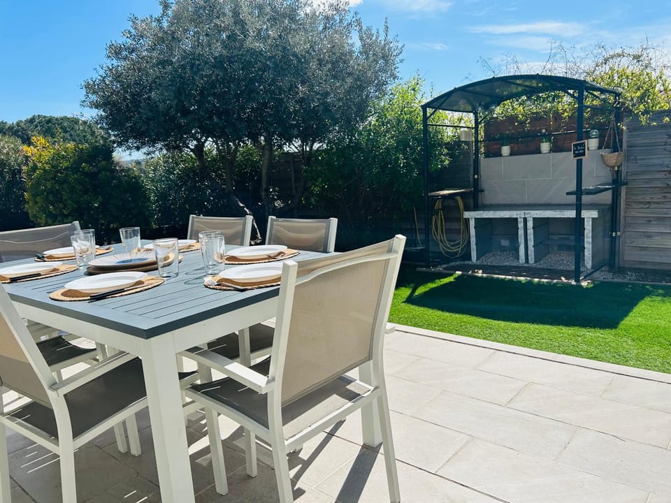 Patio, Day, Garden, Dining area, Garden view