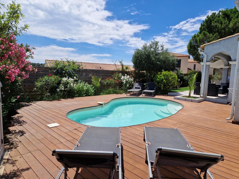 Property building, Patio, Day, Garden, Solarium, Garden view, Pool view, Swimming pool, sunbed