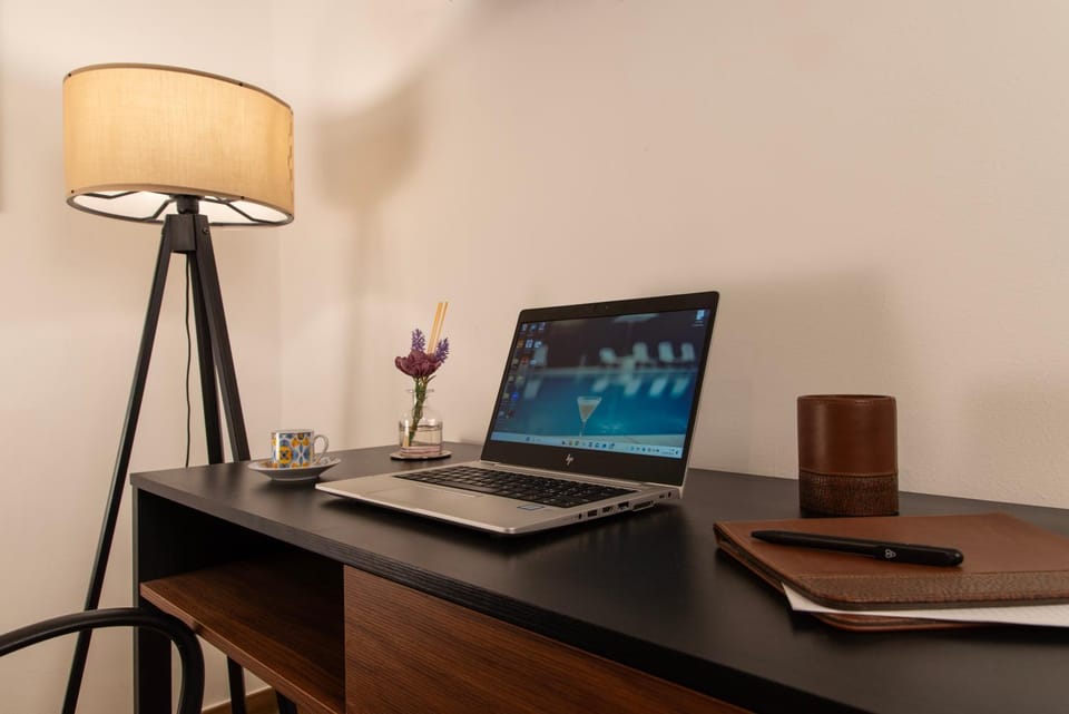 Seating area, Bedroom, internet