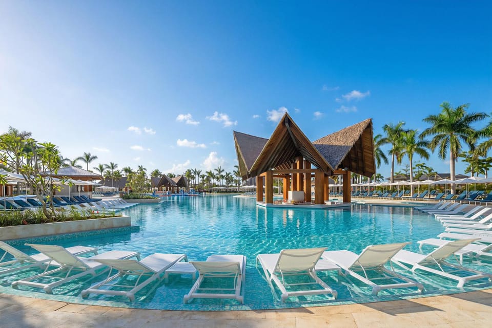 Property building, Lounge or bar, Swimming pool, Entertainment, Alcoholic drinks, Non alcoholic drinks, Family, sunbed