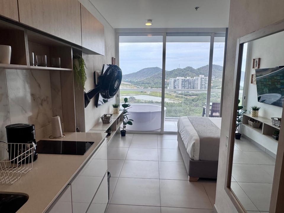 Suite con Lujoso Jacuzzi, Piso 14 y vista al mar Apartment in Magdalena, Colombia
