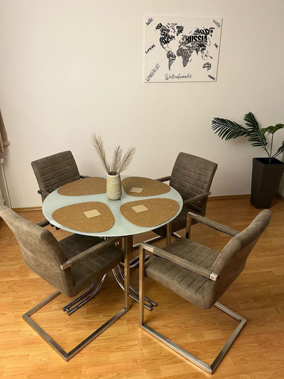 Seating area, Dining area