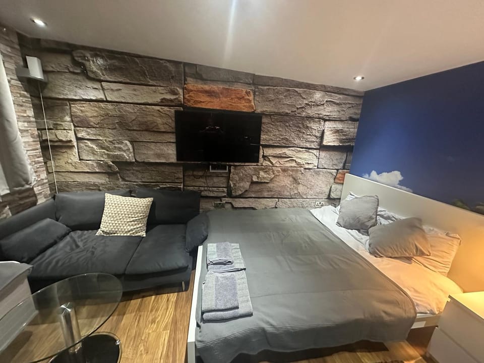 Bed, TV and multimedia, Living room