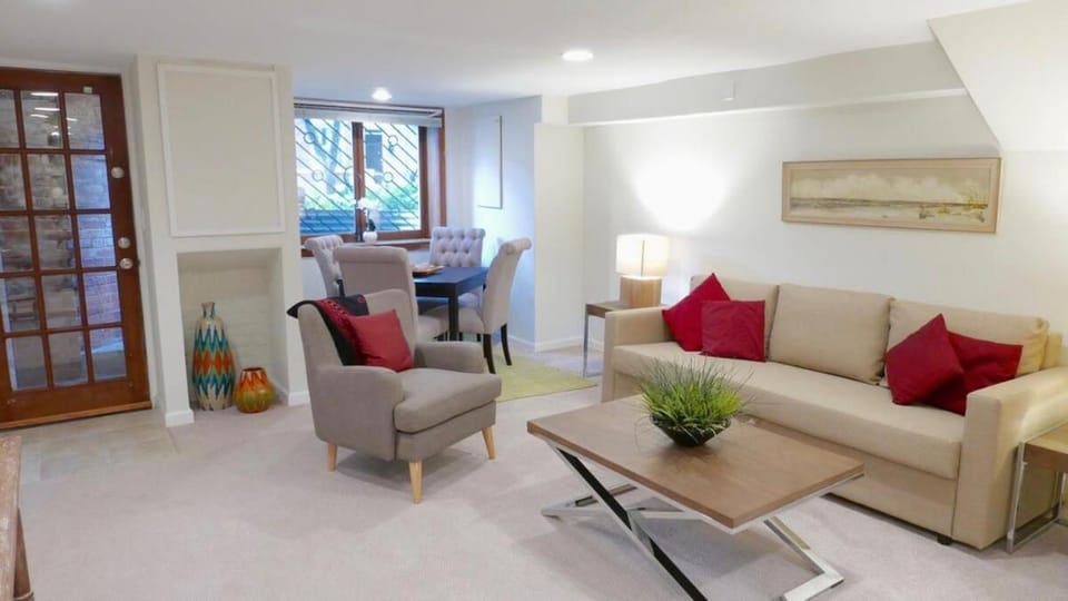 Charming City Centered Walk to Zoo Apartment in Arlington