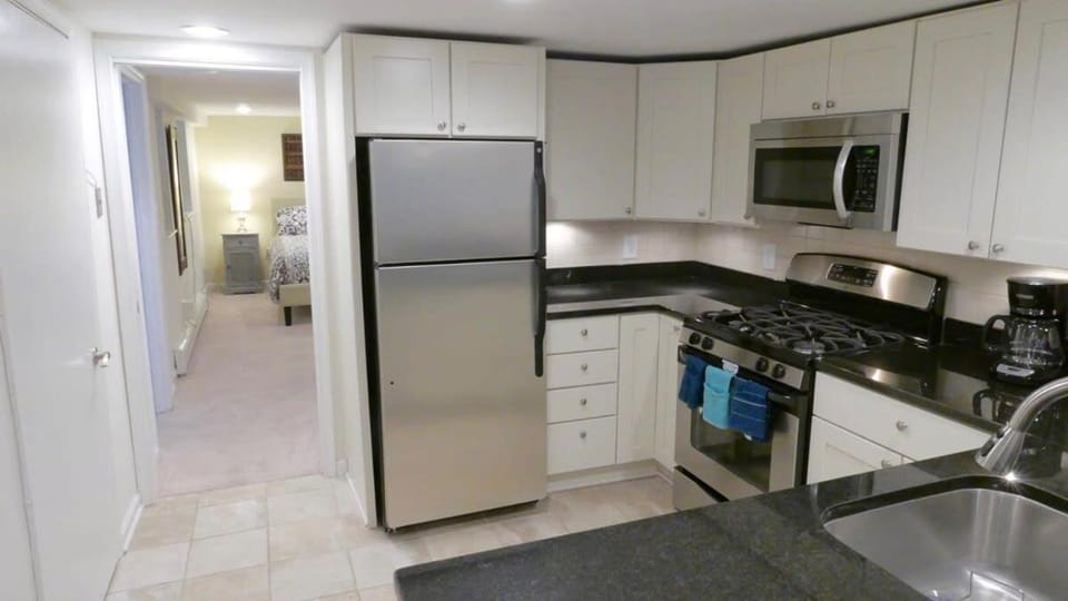 Charming City Centered Walk to Zoo Apartment in Arlington