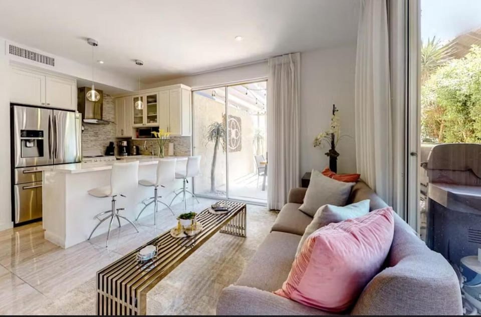 Kitchen or kitchenette, Seating area, Dining area