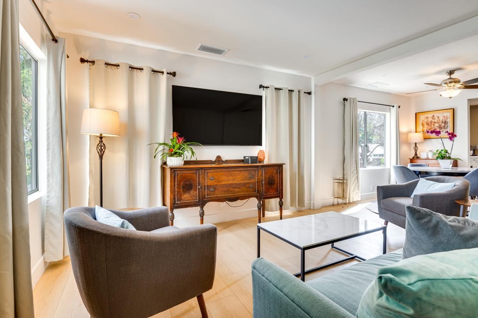 1 Mi to Rose Bowl! Updated Home with Furnished Deck House in Pasadena