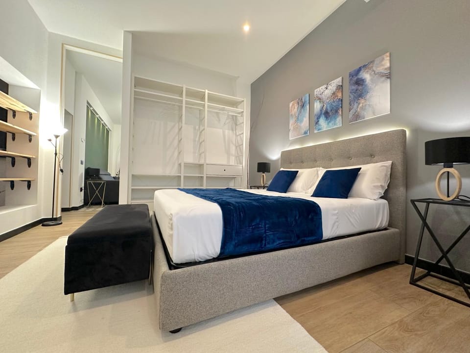 Bed, TV and multimedia, Photo of the whole room, Bedroom