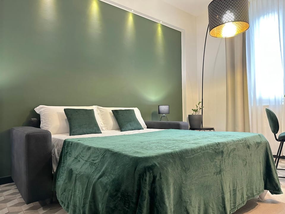 Bed, Living room, Photo of the whole room, Seating area, Bedroom