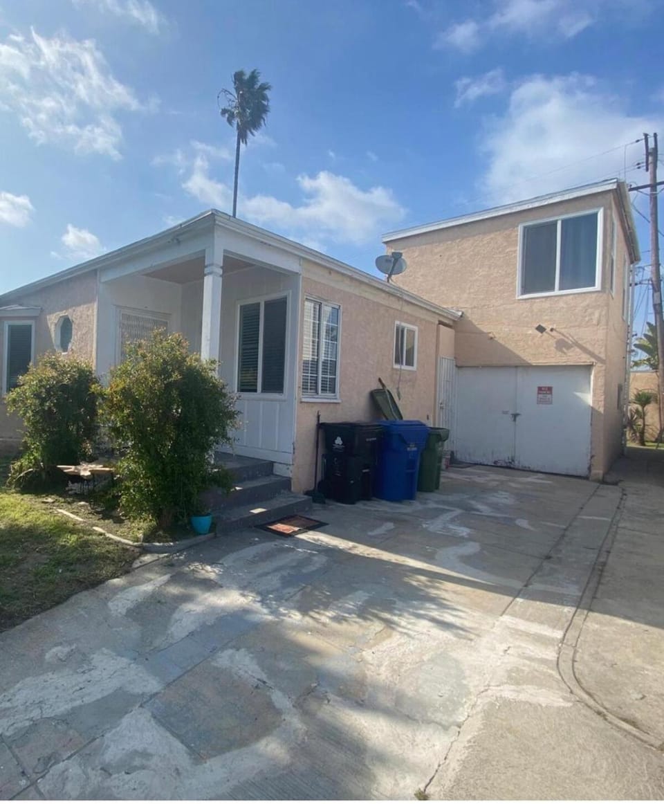 Beautiful private upstairs studio - USC, LAX, SOFI Apartment in Los Angeles
