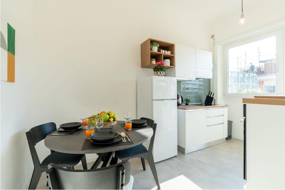 Coffee/tea facilities, Kitchen or kitchenette, Dining area, oven, stove