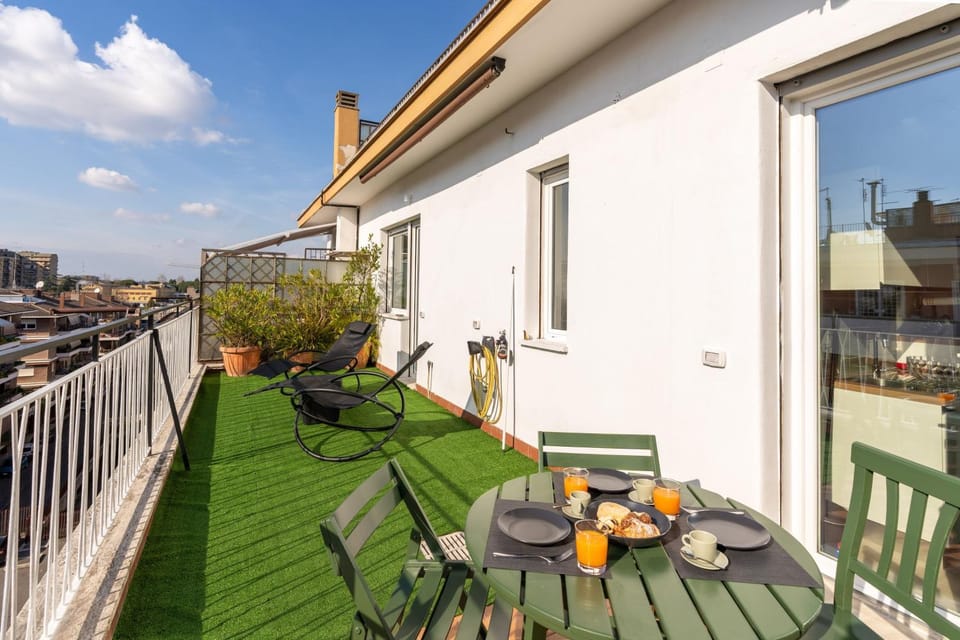 Property building, Patio, Day, Garden, View (from property/room), Balcony/Terrace, Living room, Seating area, Dining area