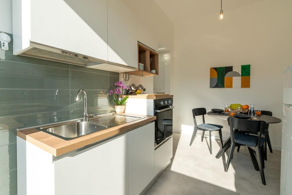 Coffee/tea facilities, Dining area, oven, kitchen