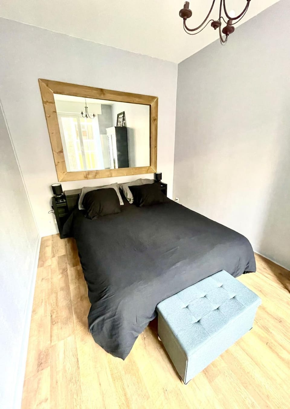 Photo of the whole room, Bedroom