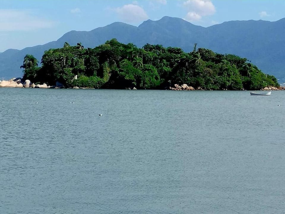 Studio com ar condicionado e estacionamento gratuito próximo ao aeroporto e praias House in Florianopolis