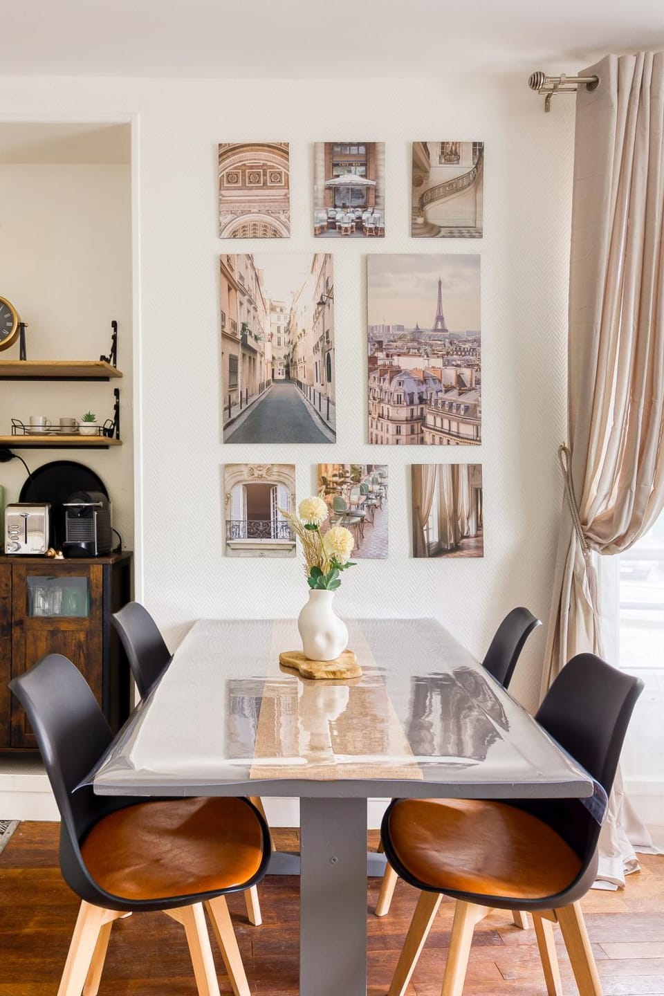 Kitchen or kitchenette, Dining area