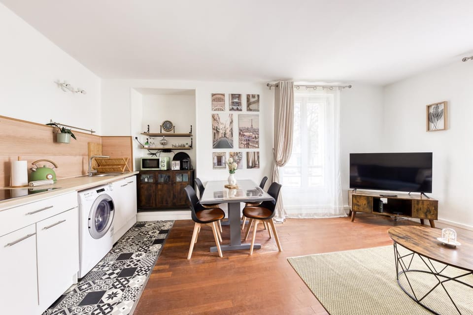 TV and multimedia, Coffee/tea facilities, Kitchen or kitchenette, Living room, Seating area, Dining area, stove, toaster