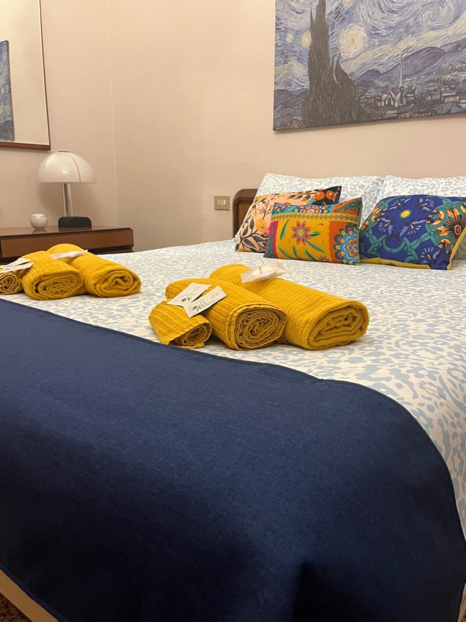 Bed, Bedroom, towels