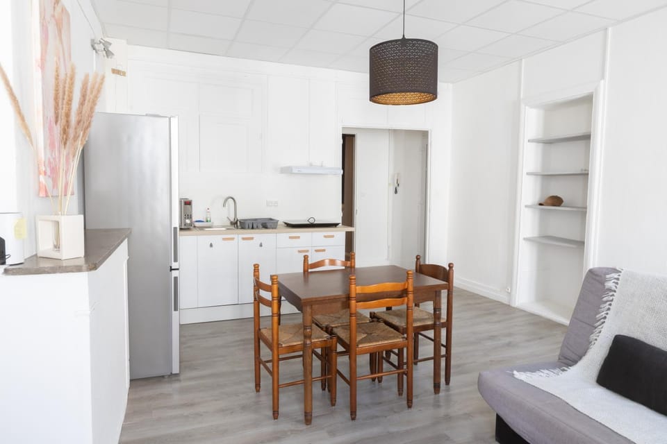 Kitchen or kitchenette, Dining area, stove
