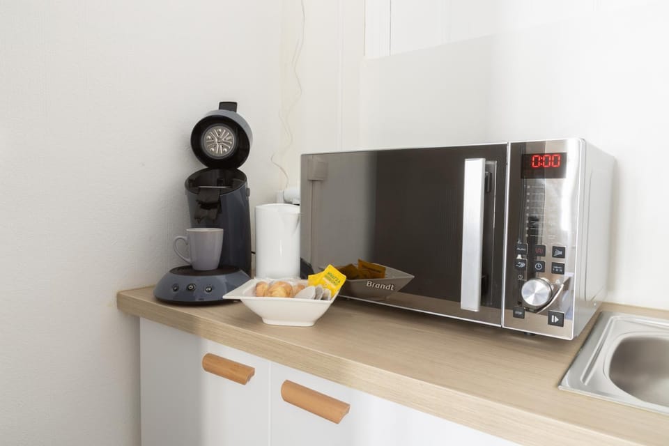 Coffee/tea facilities, microwave
