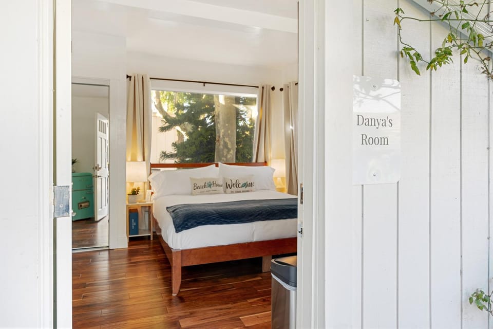 Garden Guest Suite | King Bed + Kitchenette Bed and Breakfast in Summerland